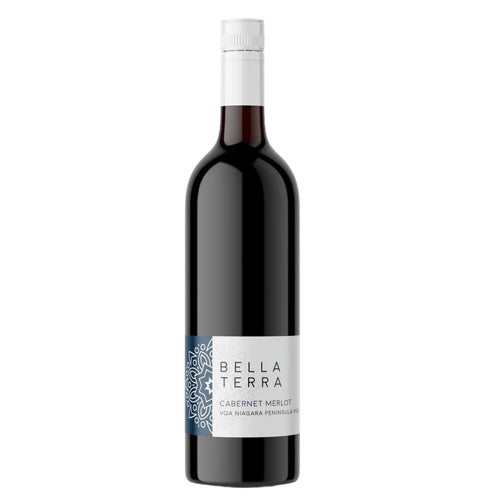 Fles Canadese Cabernet Merlot met expressieve aroma's van rood fruit, leer en kruiden – een elegante rode wijn met medium body en lange afdronk, perfect als huiswijn of kelderverzekering.